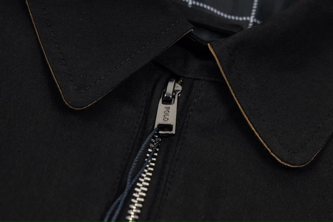 🅿️350 Ralph Lauren's new 24ss classic embroidered logo lapel executive zipper jacket for both men and women. 1️⃣Selected from high-quality original developed pure cotton fabric, with customized plaid lining inside, the overall wearing effect is very soft and comfortable. 2️⃣The workmanship details are perfectly controlled, with exquisite small logo embroidery on the chest, and the unique design style of splicing technology is used in the dropped shoulder position to highlight your personality! The version is simple but not simple! 3️⃣ Complete with tag accessories, unisex design, and a very versatile jacket for men and women!  Color: black, navy blue, khaki Size: S, M, L, XL